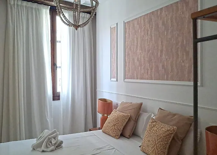 Apartamentos Puerta Elvira Suites 3000